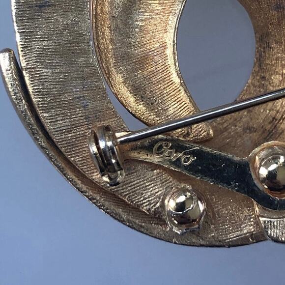 Vintage Gold Tone Metal Coro Plum Feather Brooch Pin - Picture 6 of 6